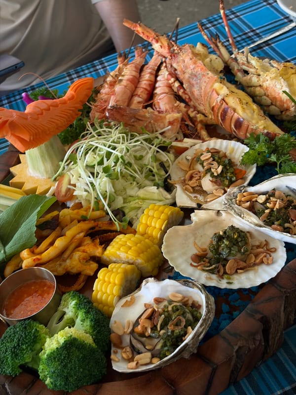 Morning dining experience documented at Đà Nẵng seafood restaurant