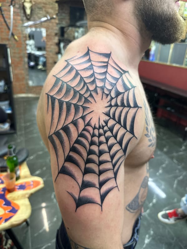 Tattooed man spotted indoors in Moscow