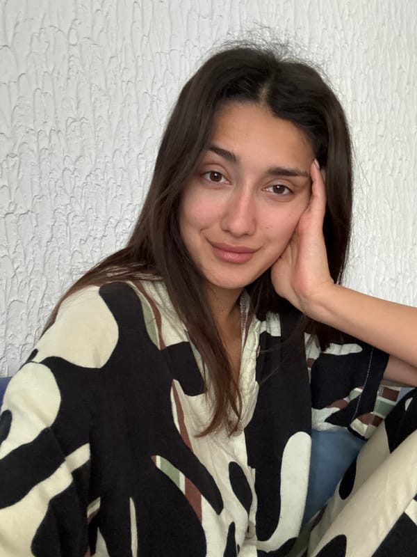 Woman photographed in relaxed indoor portraits in Sutomore