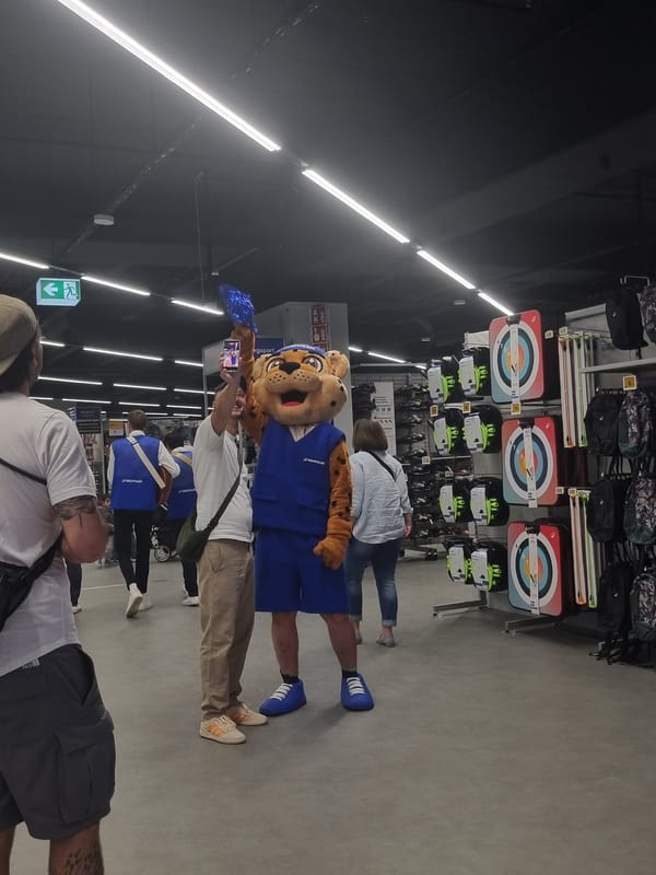 Morning shopping scenes documented across Saarbrücken retail locations
