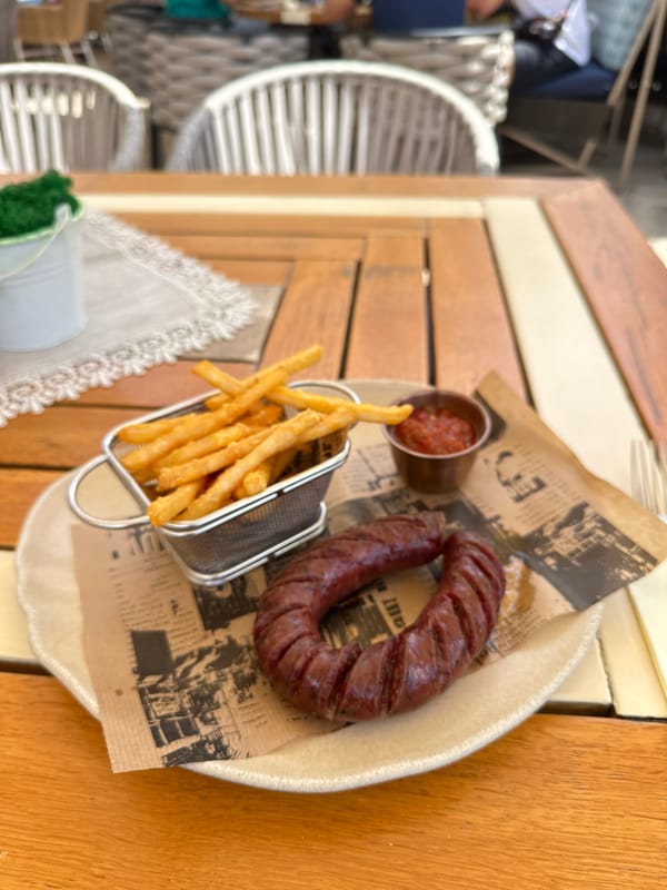 Morning stop in Veliko Tarnovo: food, rest, and parking