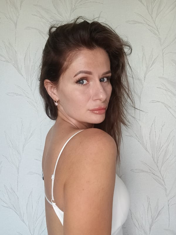 Dark-haired woman photographed twice in 16-minute span