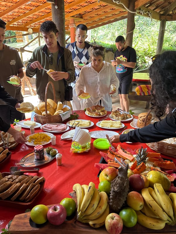 Community meal gathering observed in São Paulo dining area