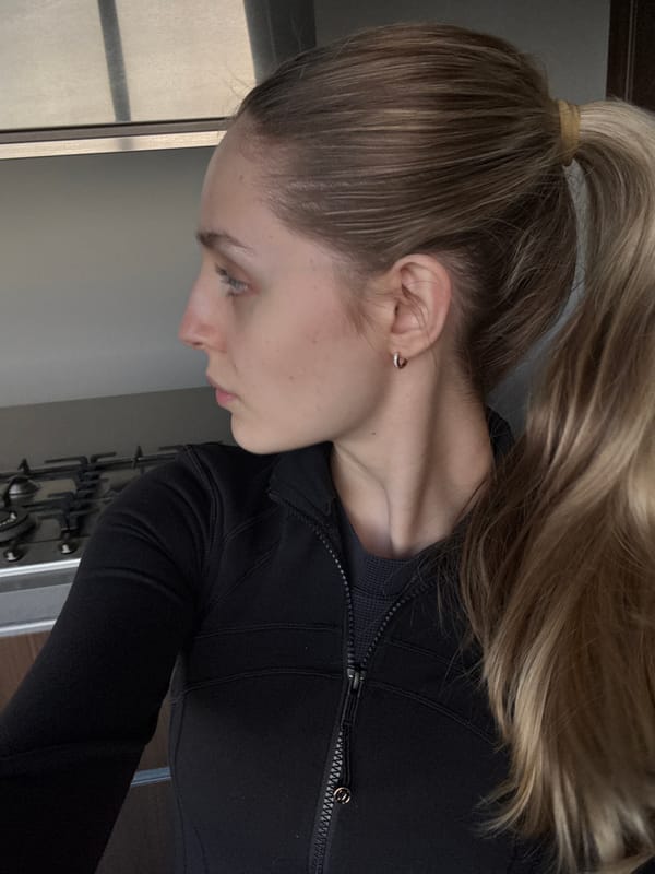 Woman documents evening routine through selfies in Mexico City