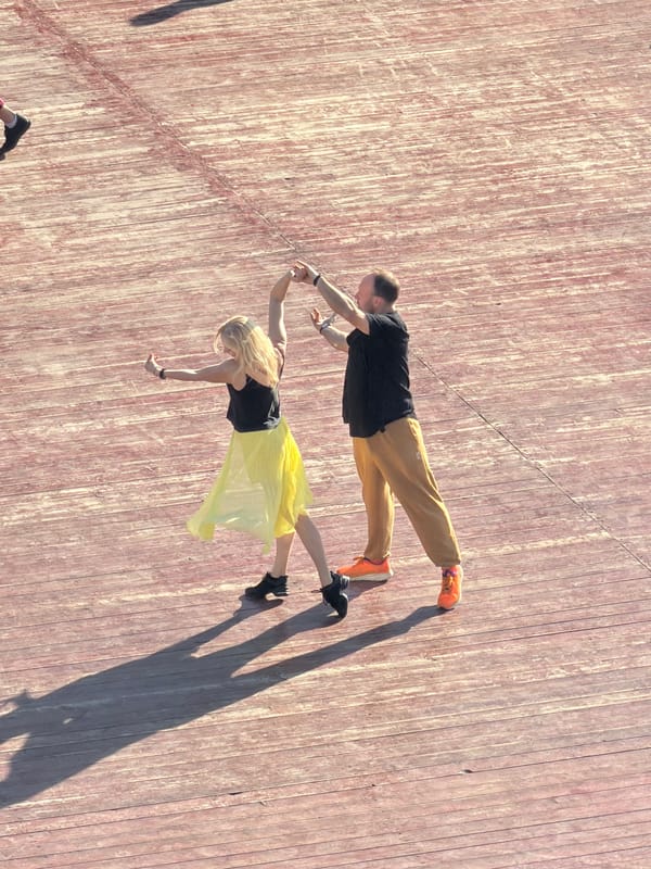 Moscow residents enjoy outdoor dancing, sightseeing during spring afternoon