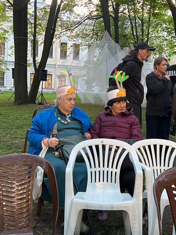 Outdoor art class draws creative crowd in Saint Petersburg park