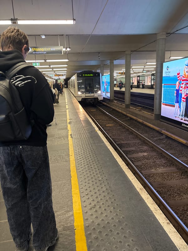 Person observed at Oslo's Jernbanetorget transit station