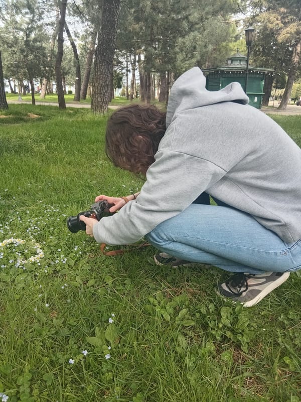 Photographer captures nature details in Batumi park