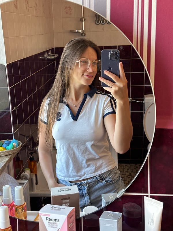 Woman dries hair, takes selfies in Fredenbeck bathroom