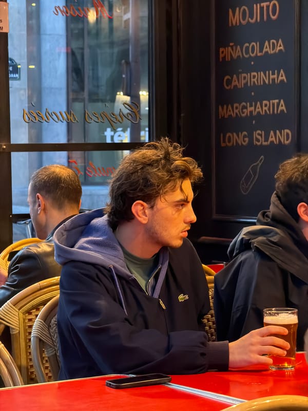 Man observed dining at Paris restaurant establishment