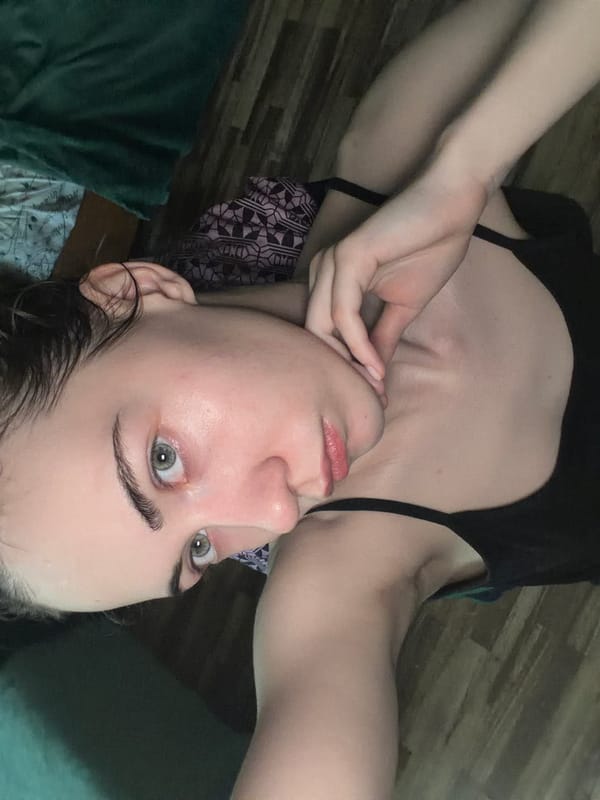 Casual close-up portraits on a wooden floor in Zavodoukovsk