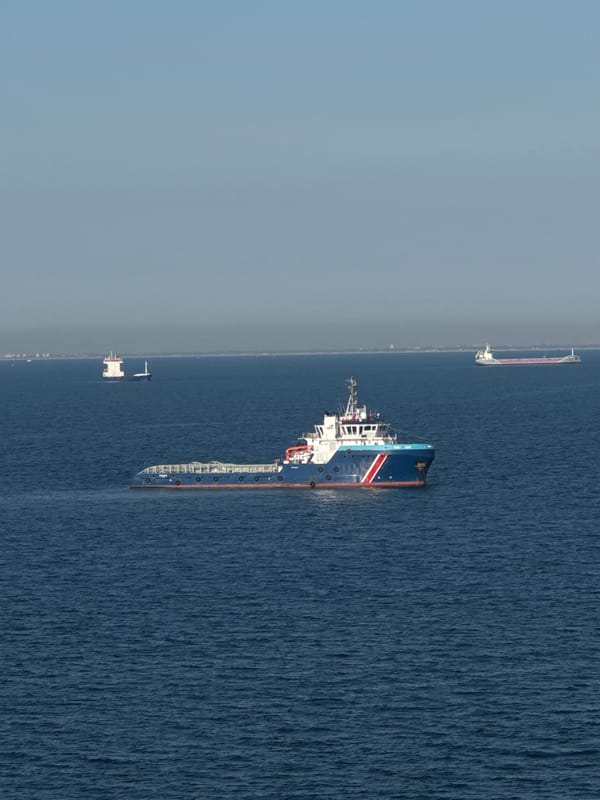Vessel and offshore platform spotted in the Adriatic Sea