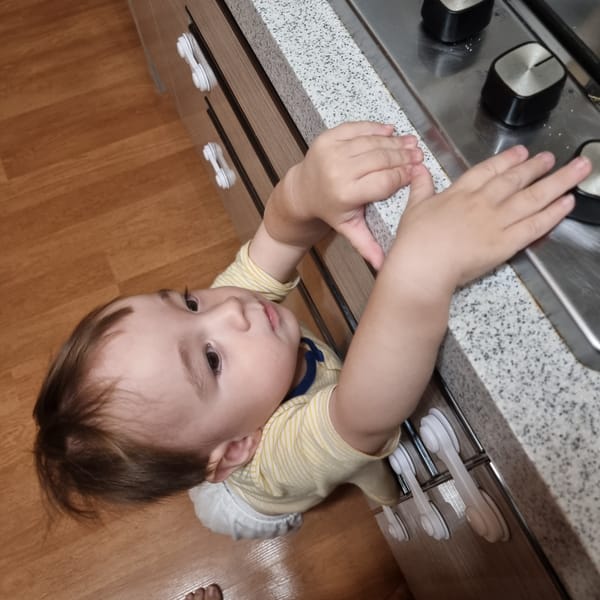 Woman documents evening domestic routine with child and cat