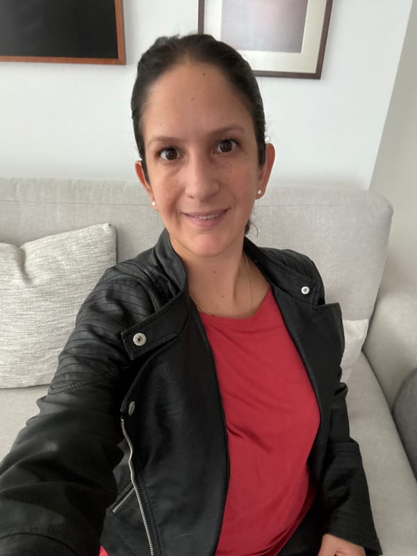 Woman documents evening at home in San Isidro residence
