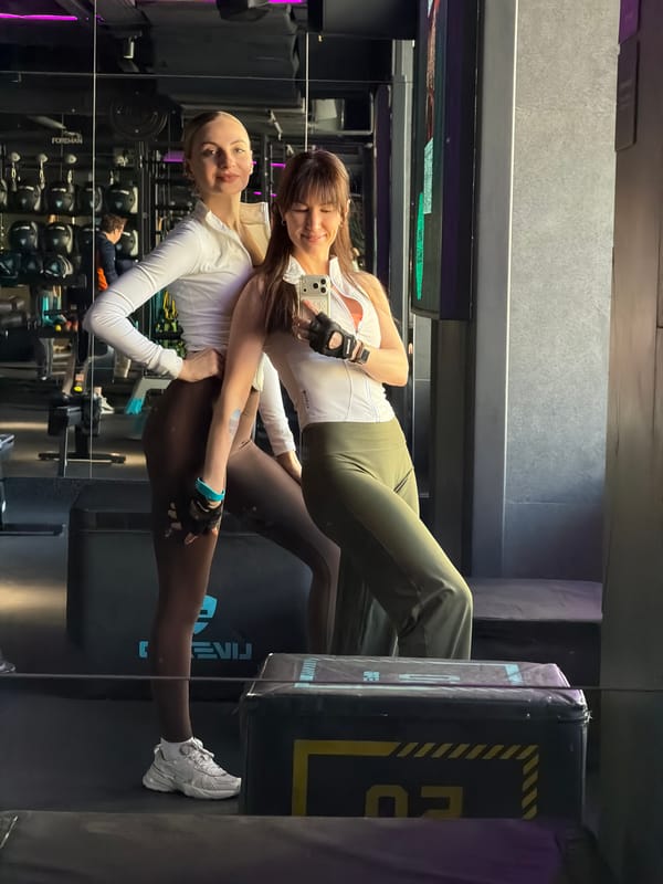 Daily life moments captured in Perm: gym selfie, street scene