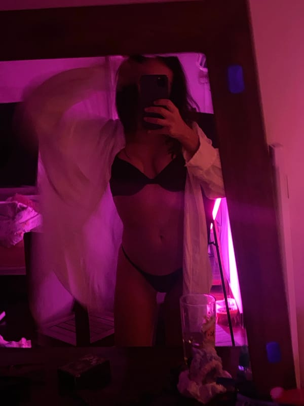 Mirror selfies in pink-lit room on Koh Phangan