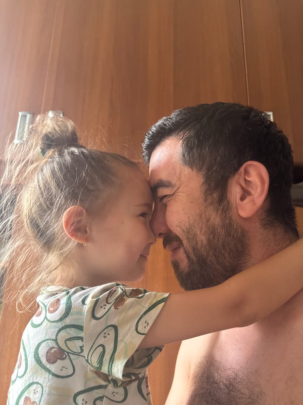 Father and daughter share tender moment in Tashkent home