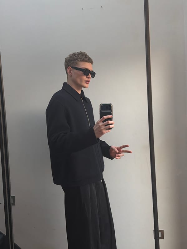 Man takes mirror selfie in London