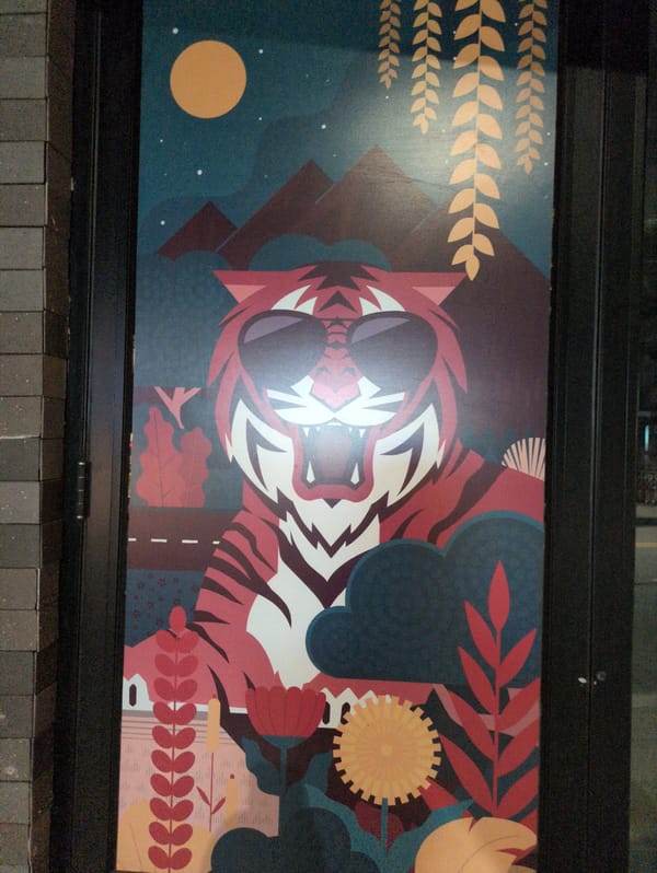 Traditional hanbok mural spotted in Seoul public display