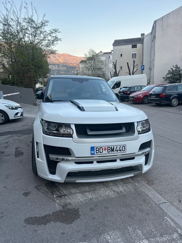 Woman in pink sweatshirt observed in vehicle in Budva