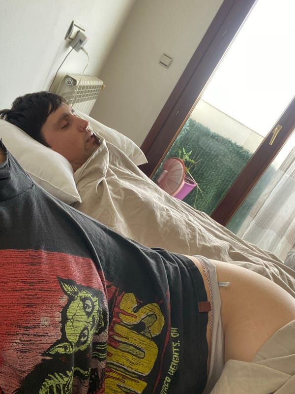 Morning routine captured in Gijón: sleep to breakfast preparation