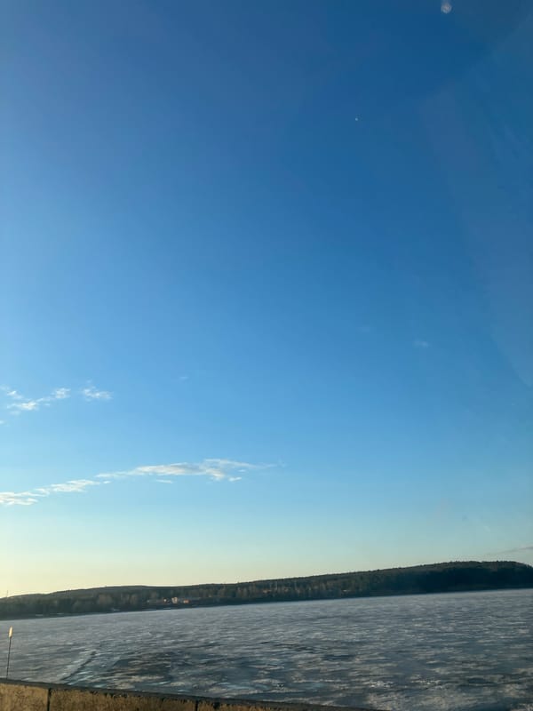 Clear skies and frozen water observed in Chaikovsky, Russia