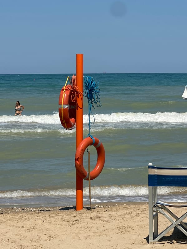 Midday at a Pineto beach club on the Adriatic
