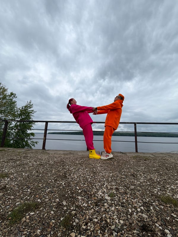 Tracksuit-clad duo performs stunts on Chaikovsky riverfront embankment
