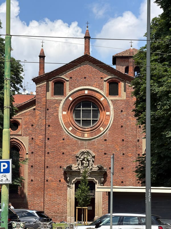 Tourist captures six-minute architectural tour of central Milan landmarks