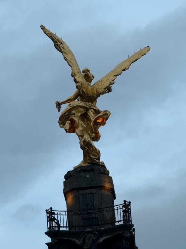 Angel of Independence monument documented under cloudy Mexico City skies