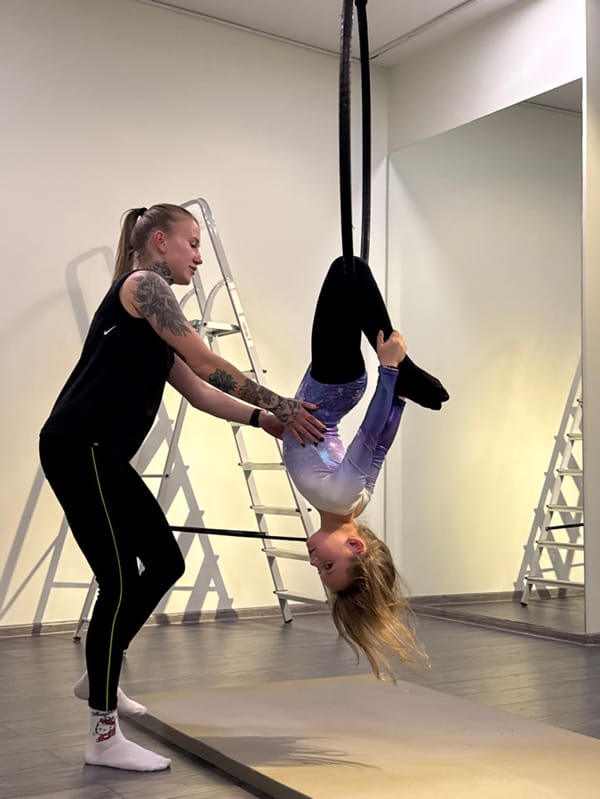 Woman documents pole fitness session through studio selfies