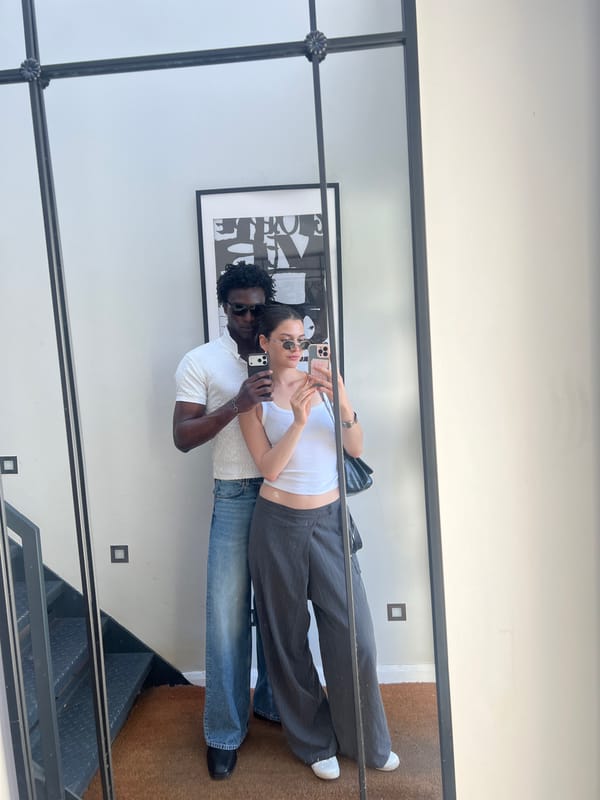 Couple takes mirror selfie in London