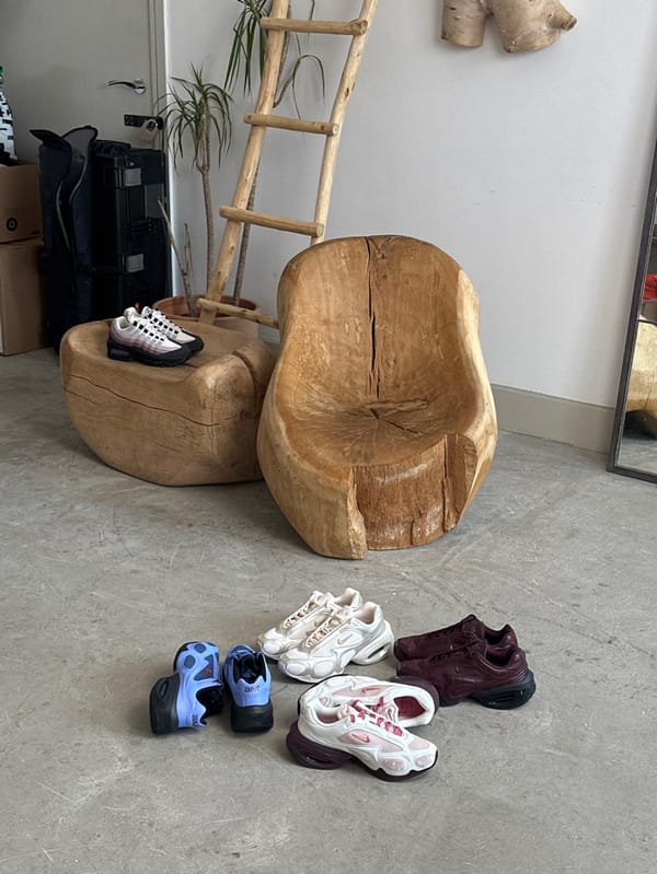 London showroom sees casual shopping activity Monday morning