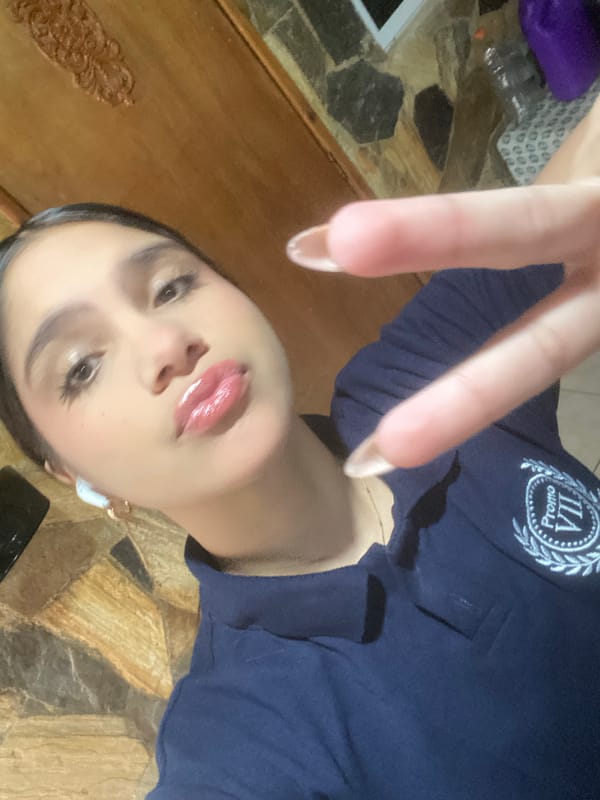 Woman takes playful selfies indoors in Cotoperíz, Venezuela