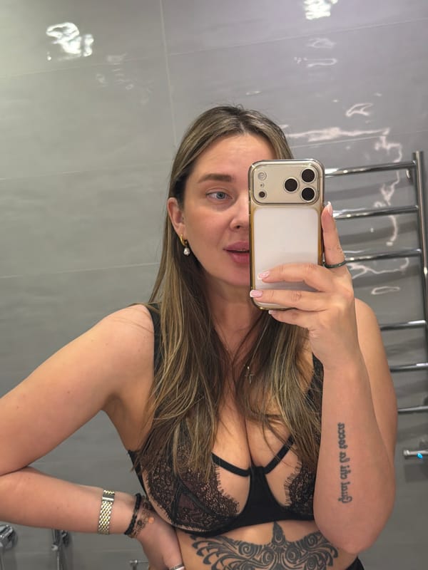 Woman takes bathroom selfie with gold iPhone in Moscow