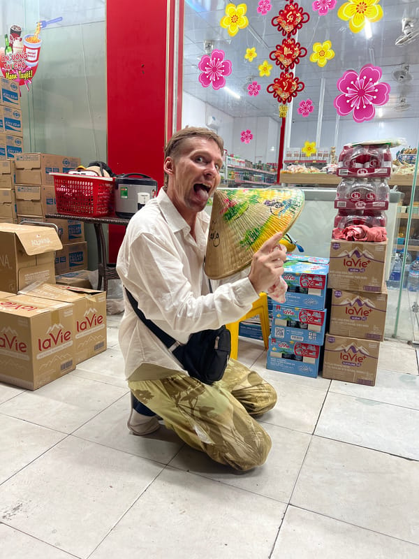 Tourist in conical hat spotted around Da Nang convenience stores