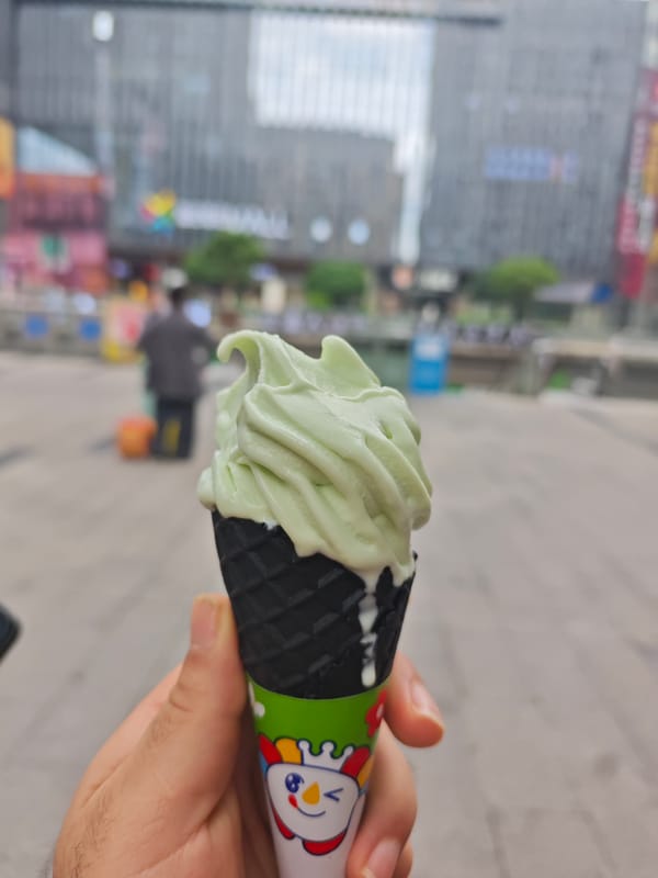 Morning life documented across Chongqing High-tech Zone public spaces