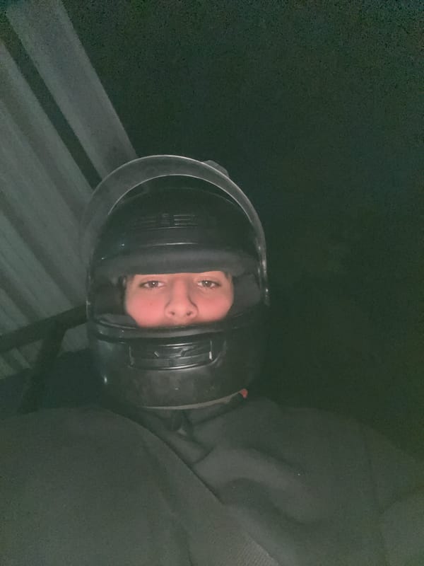 Late-night dining scene captured at Sarandí restaurant