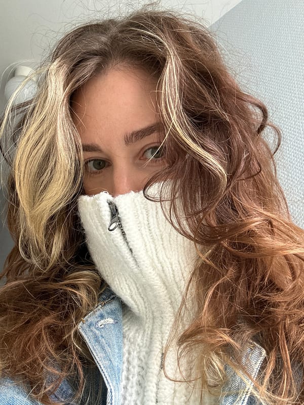 Woman photographed in elevator, stairwell selfies in Kiel