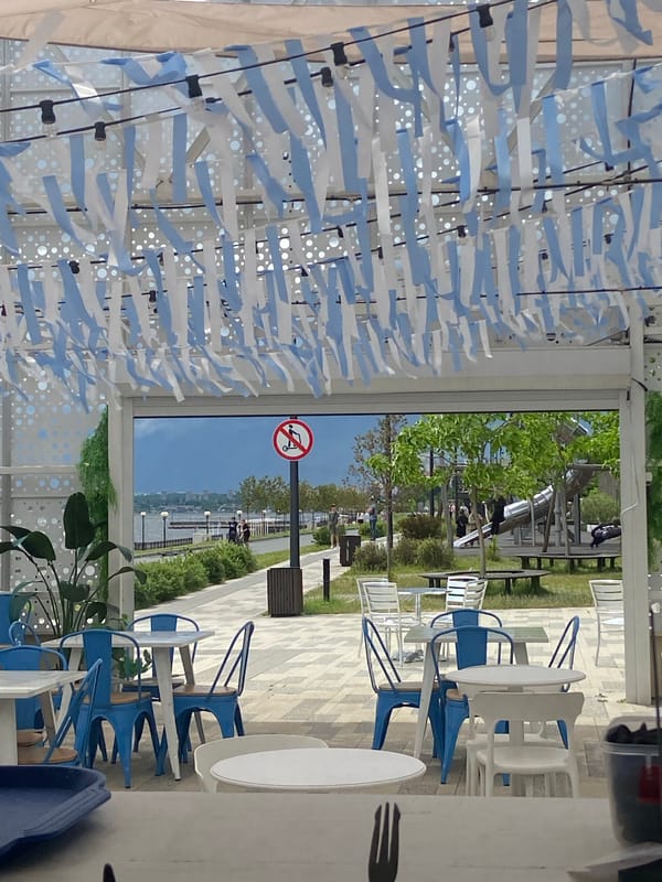 Outdoor café operates normally in Saratov park area