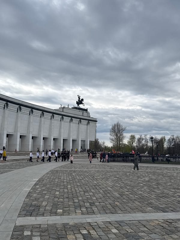 Tourist documents hour-long Moscow monument tour including Victory Monument