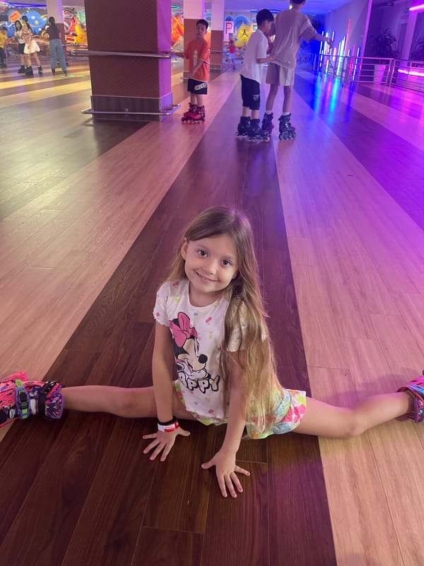 Morning roller skating and shopping mall displays captured by witnesses