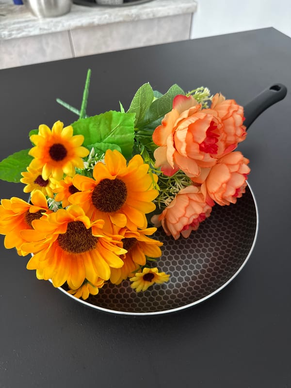 Morning scenes documented in Rostov-on-Don: flowers, food, rain