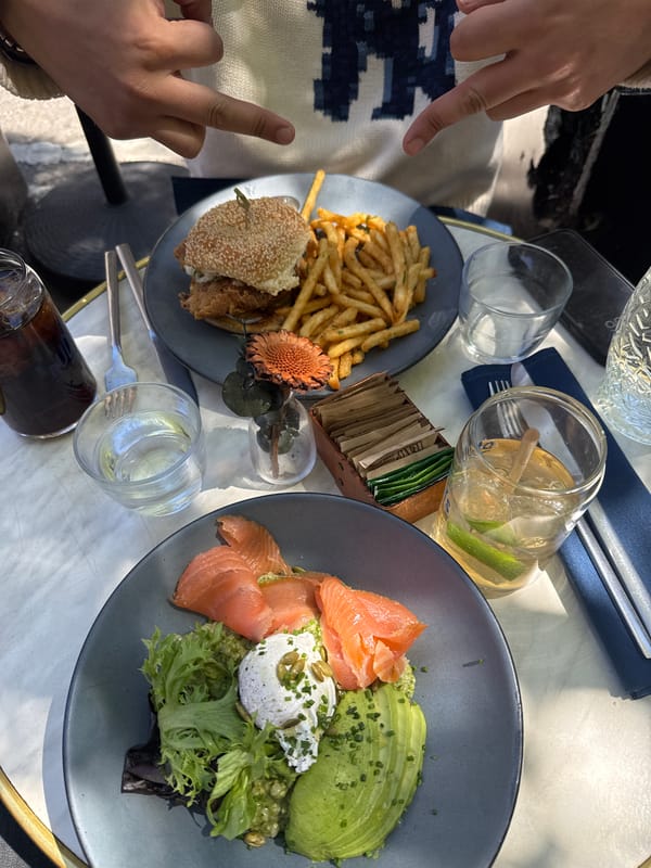 Diners share casual outdoor meal in New York cafe