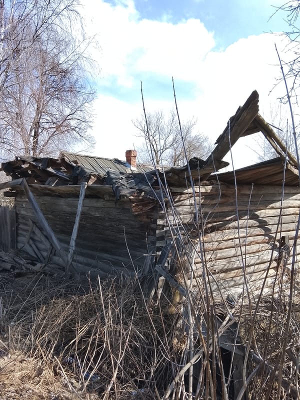 Dilapidated wooden building documented in Vysokinichi, Russia
