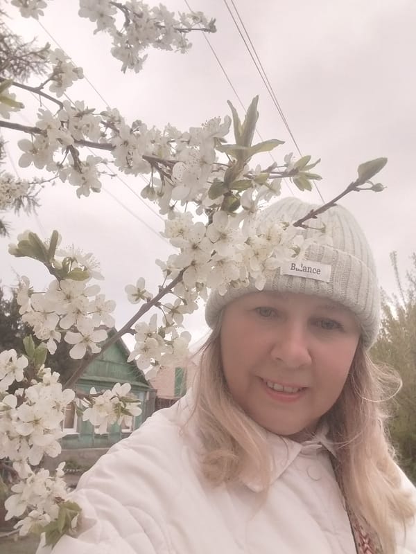 Woman photographed smiling in winter clothing in Orenburg