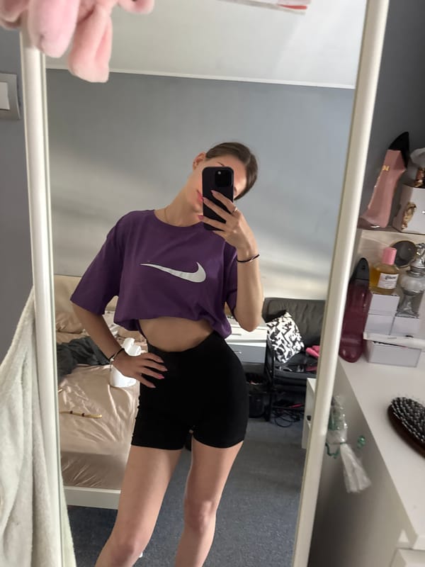 Mirror selfie session in Sofia bedroom