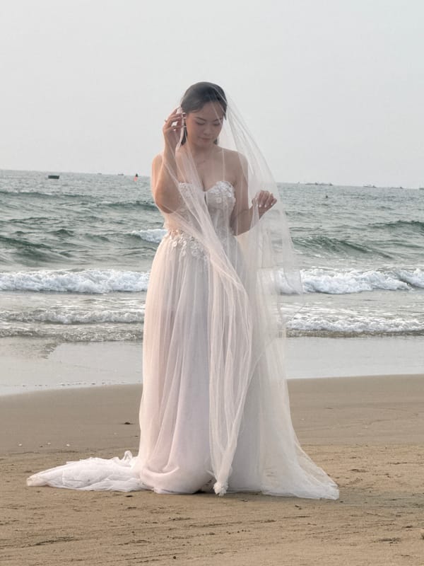 Evening wedding and street life captured across Đà Nẵng