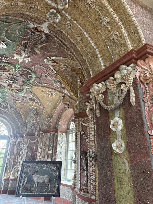 Families tour ornate Moscow palaces and parks