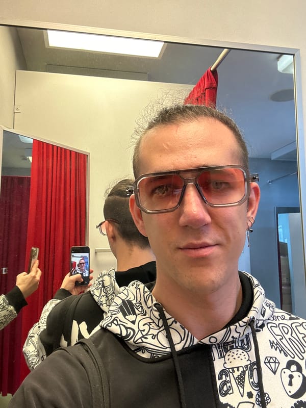 Person takes dressing room selfies in Engels clothing store